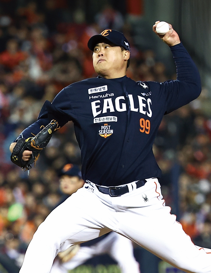 10월 27일 서울 송파구 잠실야구장에서 열린 2025 KBO 한국시리즈 2차전 한화이글스와 LG트윈스의 경기에서 류현진이 역투하고 있다. 사진 뉴시스