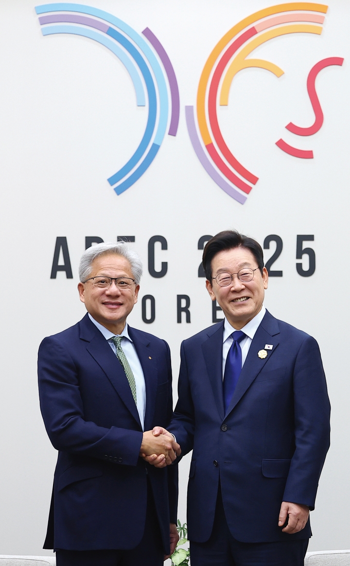 이재명 대통령과 젠슨 황 엔비디아 최고경영자(CEO)가 10월 31일 경북 경주화백컨벤션센터(HICO)에서 면담하기 전 악수하고 있다. 사진 뉴시스