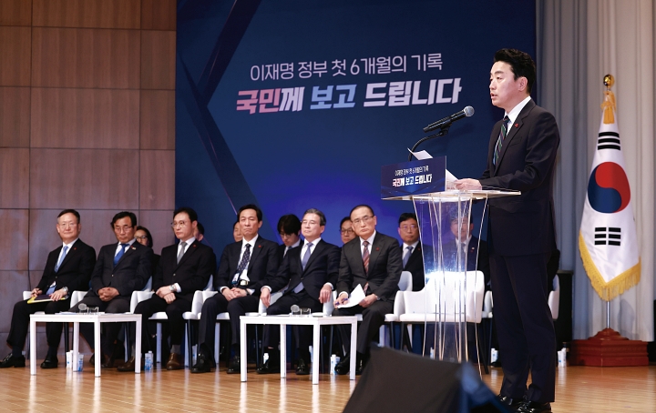 강훈식 대통령비서실장이 12월 7일 용산 대통령실에서 열린 ‘이재명정부 6개월 성과 보고 기자간담회’에서 발언하고 있다. 사진 뉴시스