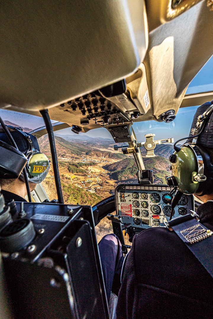 산불예방헬기로 활용되고 있는 Bell-206의 모습 사진 C영상미디어