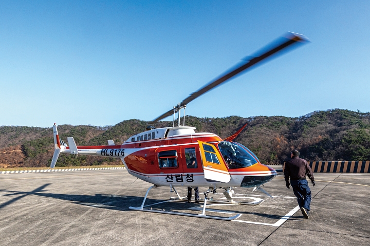산불예방헬기로 활용되고 있는 Bell-206의 모습 사진 C영상미디어