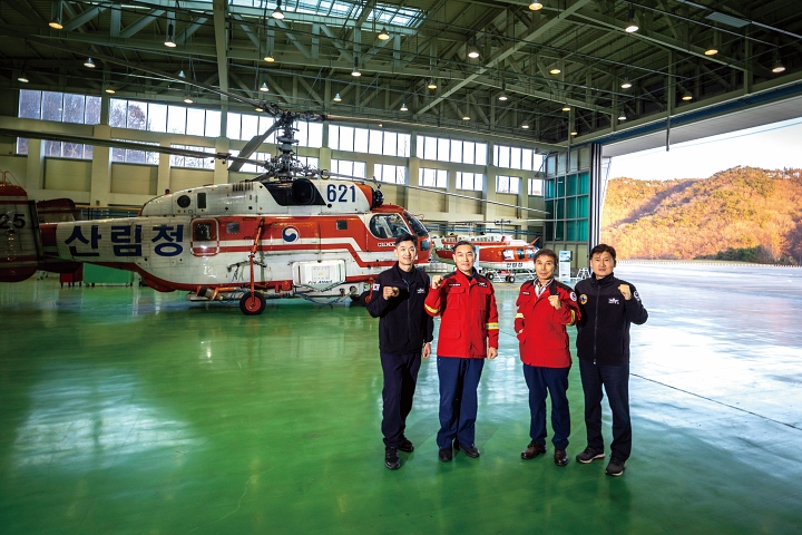 (맨 왼쪽부터) 조태성 조종사, 이갑성 조종사, 구준석 운항관제팀장, 이상길 조종사가 포즈를 취하고 있다.