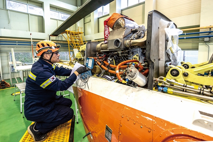 이승환 정비사가 Bell-206을 정비하고 있다. 사진 C영상미디어