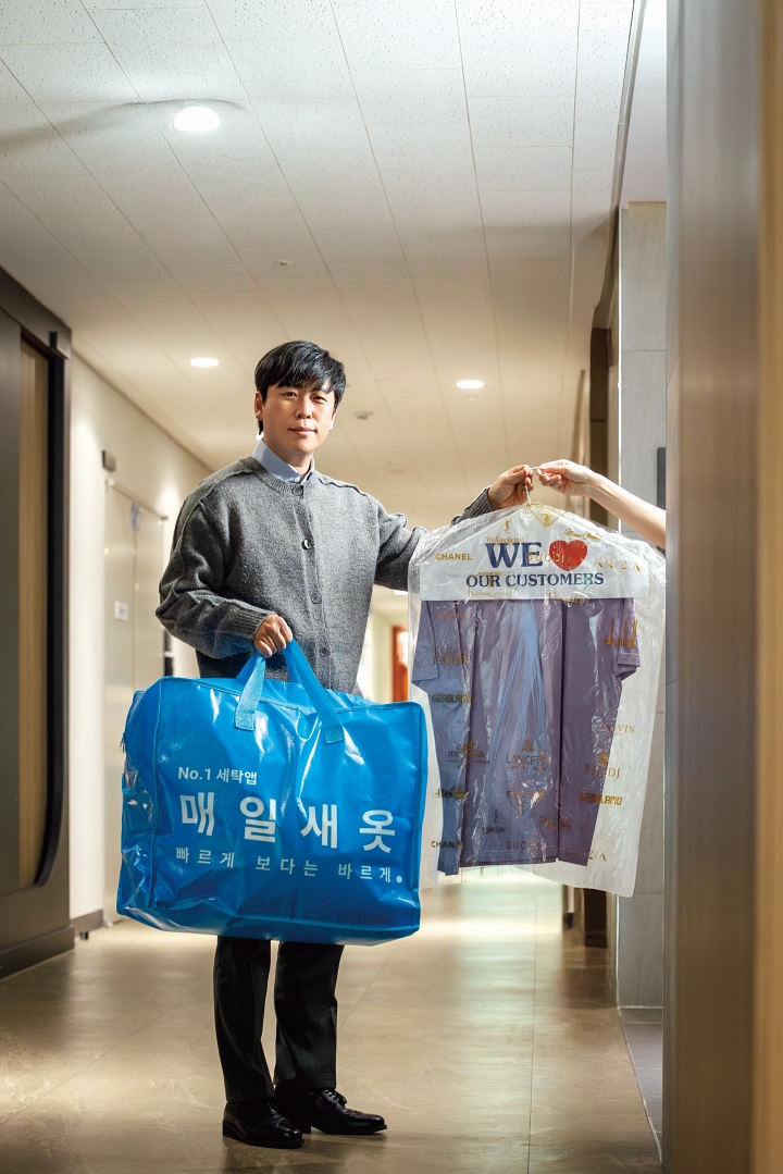 세탁업 중개서비스 &lsquo;매일새옷&rsquo; 서동광 대표가 고객의 세탁물을 수거하는 바구니와 세탁물을 들고 있다. 사진 C영상미디어