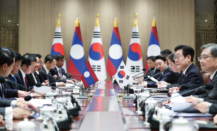 이재명 대통령과 통룬 시술릿 라오스 국가주석이 12월 15일 용산 대통령실에서 한&middot;라오스 정상회담을 하고 있다. 사진 뉴시스