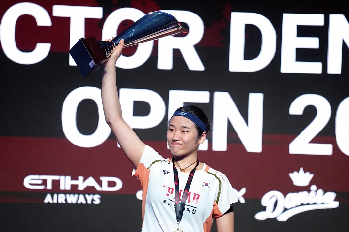 안세영(1위)이 10월 19일(현지 시간) 덴마크 오덴세 유스케방크아레나에서 열린 2025 세계배드민턴연맹(BWF) 월드 투어 슈퍼750 덴마크오픈 여자 단식 정상에 올라 올 시즌 여덟번 째 우승 트로피를 들어 올렸다. 사진 뉴시스