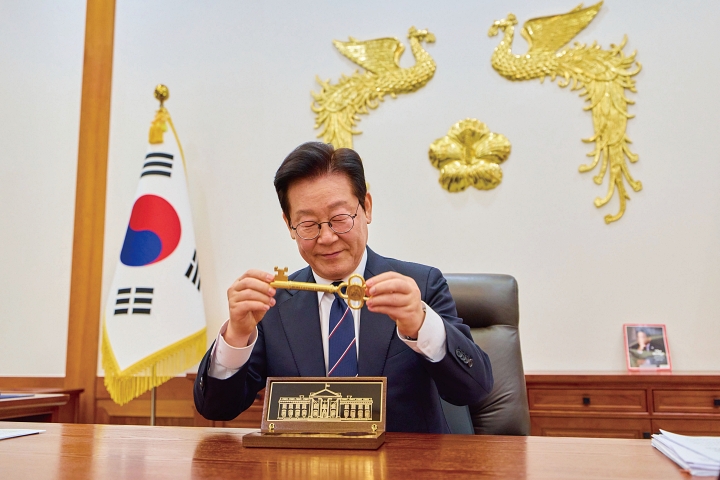 이재명 대통령은 2025년 12월 30일 도널드 트럼프 미국 대통령에게 선물받은 ‘백악관 황금열쇠’를 개봉하는 모습을 누리소통망(SNS)에 공개했다. 사진 청와대