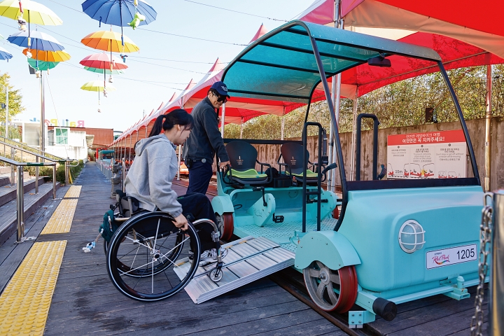 강원 춘천시 &lsquo;김유정 레일바이크&rsquo;는 휠체어 이용객을 위해 휠체어 리프트를 설치한 바이크를 운영하고 있다.