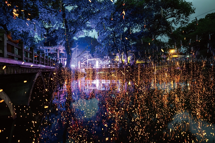 경남 함안군 무진정 연못 위로 황금빛 낙화가 장관을 이루고 있다. &lsquo;함안낙화놀이&rsquo;는 조선시대부터 이어져온 전통 불꽃놀이로 &lsquo;2025년 한국 관광의 별&rsquo;에 선정됐다. 사진 한국관광공사