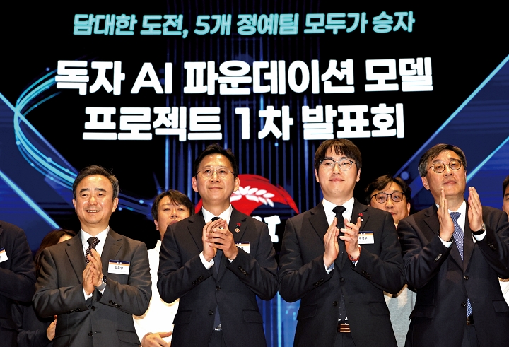 배경훈(왼쪽 두 번째부터) 부총리 겸 과학기술정보통신부 장관, 하정우 청와대 AI미래기획수석 등이 2025년 12월 30일 오후 서울 강남구 코엑스에서 열린 독자 AI 파운데이션 모델 프로젝트 1차 발표회에 참석해 기념촬영을 하고 있다. 사진 뉴시스