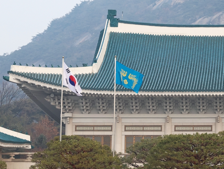 약 3년 7개월 만에 &lsquo;청와대 시대&rsquo;가 재개된 2025년 12월 29일 청와대 본관 앞에 봉황기가 게양돼 있다. 사진 청와대