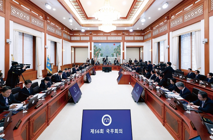 이재명 대통령이 2025년 12월 30일 청와대에서 청와대 복귀 후 첫 국무회의이자 2025년 마지막 국무회의를 주재하고 있다. 사진 청와대