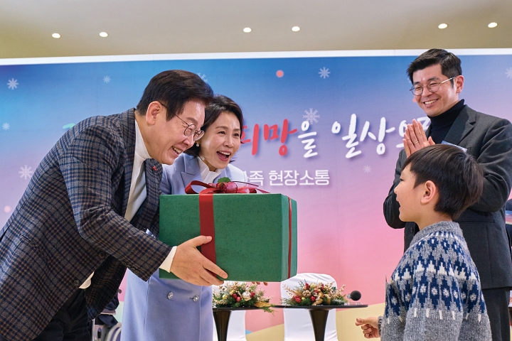 이재명 대통령과 김혜경 여사가 12월 24일 서울 서대문구 신촌세브란스 연세암병원 중입자치료센터에서 열린 &lsquo;희귀질환 환우&middot;가족 현장소통 간담회&rsquo;에서 참석자에게 선물을 전달하고 있다. 사진 이재명 대통령 누리소통망