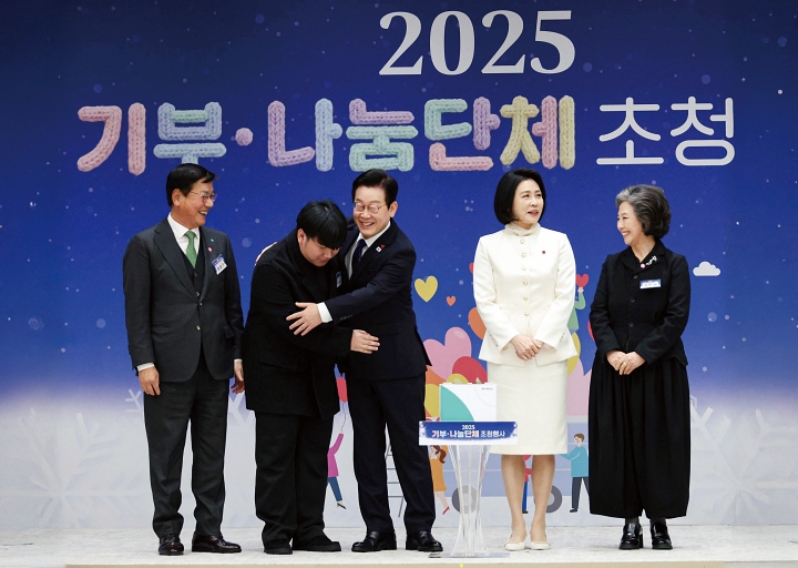 이재명 대통령과 김혜경 여사가 12월 16일 용산 대통령실에서 열린 2025년 기부&middot;나눔단체 초청행사에서 초록우산에 성금을 전달한 후 기념촬영을 하고 있다. 왼쪽부터 황영기 초록우산 회장, 이창준 초록우산 인재양성 아동, 이 대통령, 김 여사, 고두심 나눔대사. 사진 대통령실