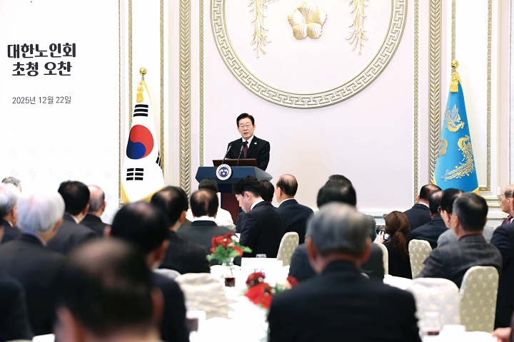 이재명 대통령이 12월 22일 청와대 영빈관에서 열린 대한노인회 초청 오찬에서 인사말을 하고 있다. 사진 대통령실