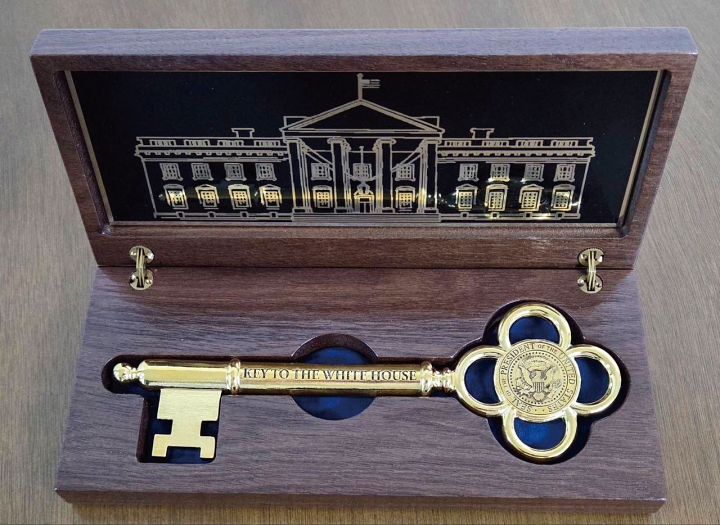 도널드 트럼프 미국 대통령이 이재명 대통령에게 선물한 &lsquo;백악관 황금열쇠&rsquo;. 사진 강훈식 대통령비서실장 누리소통망