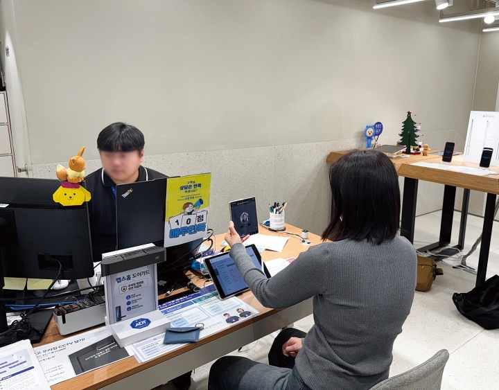 보이스피싱 등 금융사기 범죄에 악용되는 대포폰 근절을 위한 노력으로 이동통신 3사 및 알뜰폰 사업자는 12월 23일부터 휴대전화 개통 절차에 안면인증을 추가했다. 사진 뉴시스