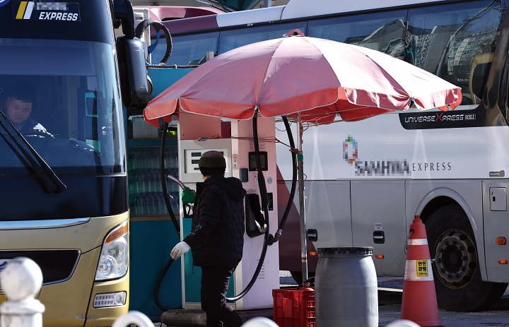 2025년 12월 22일 서울 고속버스터미널 내 주유소에서 버스기사가 고속버스에 주유하고 있다. 사진 뉴시스