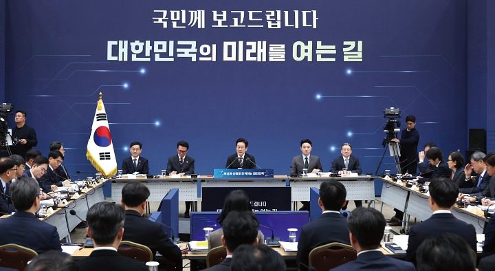 이재명 대통령이 12월 12일 세종시 정부세종컨벤션센터에서 열린 과학기술정보통신부&middot;개인정보보호위원회 업무보고에서 발언하고 있다. 사진 대통령실