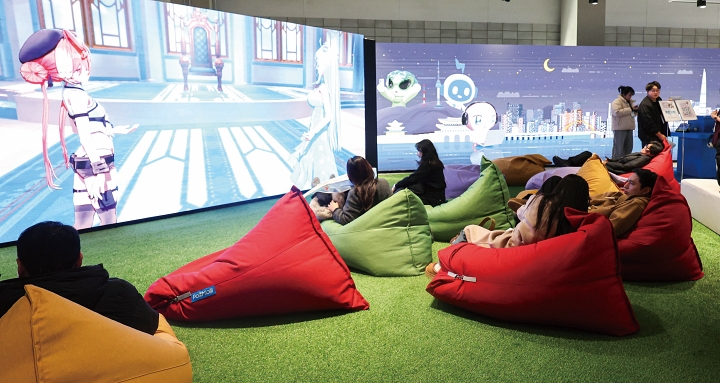 12월 4일 서울 강남구 코엑스에서 열린 인공지능(AI)콘텐츠 페스티벌에서 관람객들이 AI로 만든 콘텐츠를 체험하고 있다. 사진 뉴시스