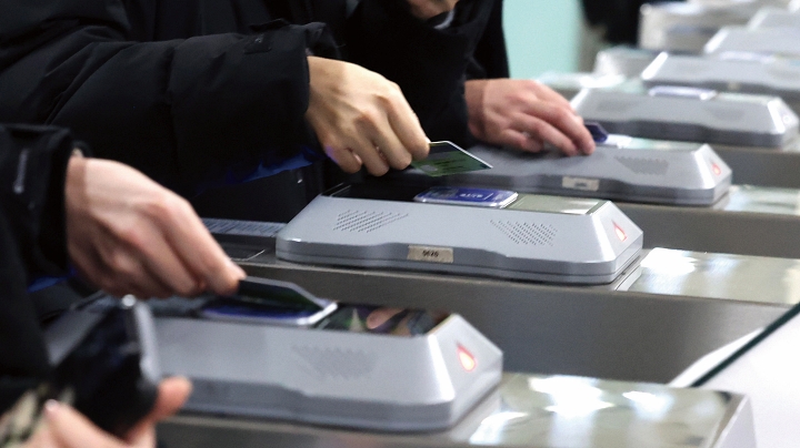 2026년 대중교통 이용액이 환급 기준액을 초과할 경우 초과분을 모두 돌려받을 수 있는 ‘모두의 카드’가 도입된다. 사진 뉴시스