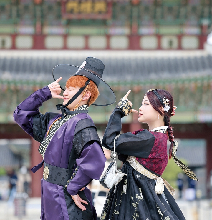 서울 종로구 광화문 앞에서 한복 차림의 외국인 관광객들이 하성진 안무가가 만든 &lsquo;소다팝&rsquo; 안무를 따라 춤추고 있다. 사진 조선일보DB