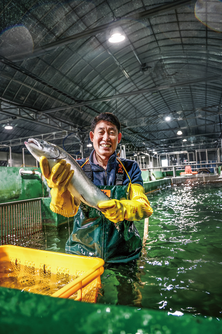 김상욱 월야수산 대표가 왕연어를 들어 보이고 있다. 사진 C영상미디어
