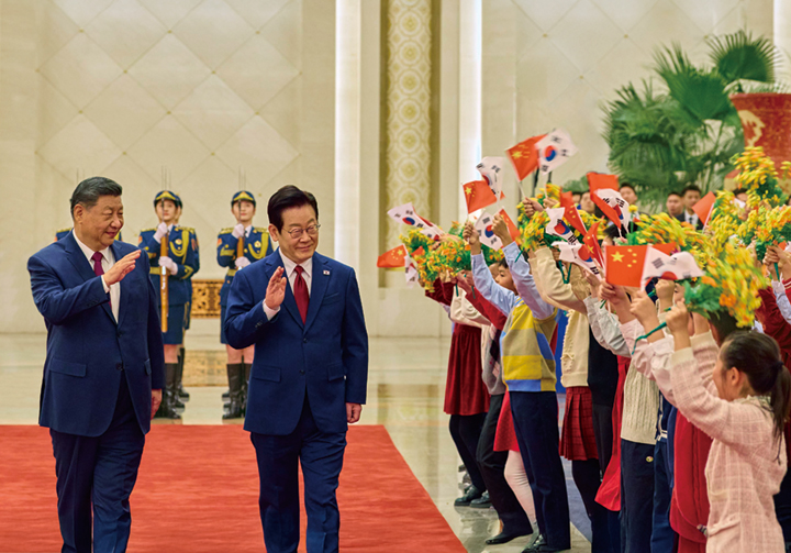 이재명 대통령과 시진핑 중국 국가주석이 1월 5일 중국 베이징 인민대회당에서 열린 이 대통령 공식 환영식에서 어린이들을 향해 인사하고 있다. 사진 청와대