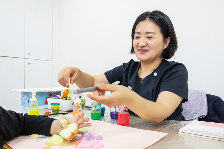 홍성꿈자람센터 치료사들이 아동을 대상으로 치료를 진행하고 있다. 사진 C영상미디어