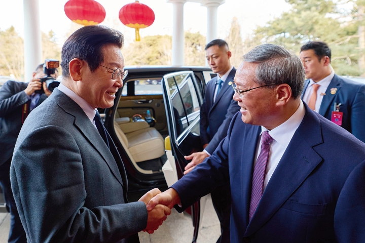 중국을 국빈 방문한 이재명 대통령이 1월 6일 베이징 조어대에서 리창 총리와 오찬을 마친 뒤 인사를 나누고 있다