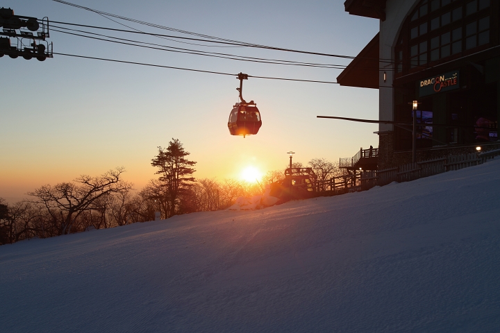 강원 평창군 대관령면 발왕산 케이블카 정상(해발 1458m)에서 바라본 일출. 사진 뉴시스