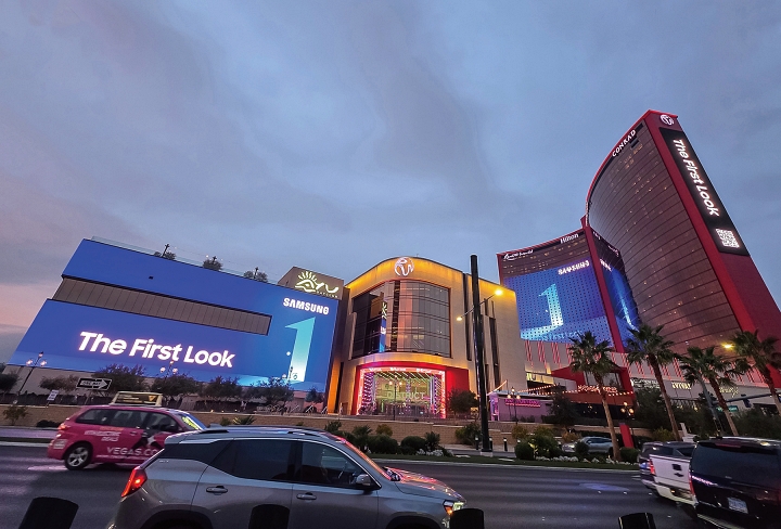 삼성전자가 미국 라스베이거스에서 열리는 세계 최대 IT&middot;가전 전시회 &lsquo;CES 2026&rsquo;에서 옥외광고를 진행하고 있다. 사진 삼성전자