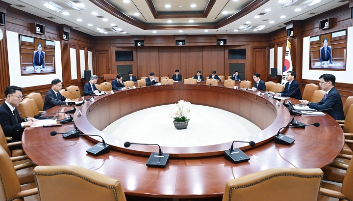 구윤철 부총리 겸 재정경제부 장관이 1월 7일 서울 종로구 정부서울청사에서 열린 &lsquo;민생경제관계장관회의&rsquo;에서 모두 발언을 하고 있다. 사진 재정경제부