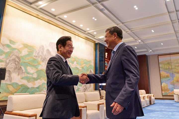 중국을 국빈 방문한 이재명 대통령이 1월 6일 상하이 세계회객청에서 천지닝 상하이시 당 서기와 인사하고 있다. 사진 청와대