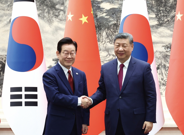 이재명 대통령과 시진핑 중국 국가주석이 1월 5일 중국 베이징 인민대회당에서 열린 한중 양해각서(MOU) 체결식에서 악수하고 있다. 사진 청와대