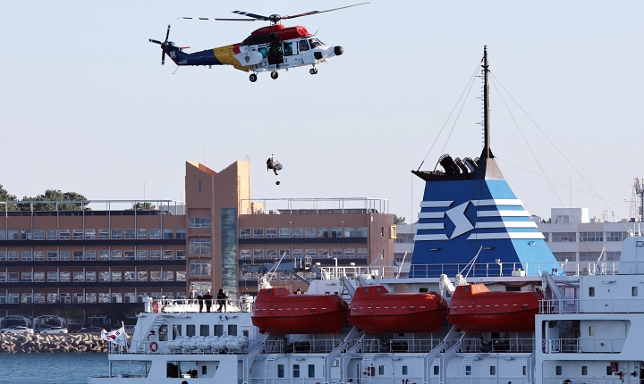 여객선 화재 발생 수난대비 기본훈련이 2025년 11월 부산 영도구 국립해양박물관 앞 해상에서 열렸다. 사진 뉴시스