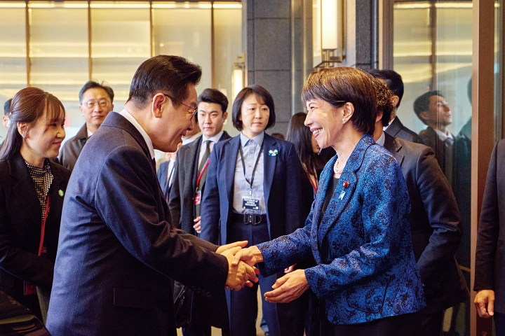 이재명 대통령이 1월 13일 한일 정상회담에 앞서 숙소로 영접 나온 다카이치 사나에 총리와 악수하고 있다. 사진 청와대