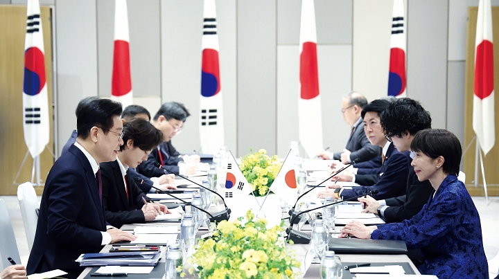 이재명 대통령과 다카이치 사나에 일본 총리가 1월 13일 일본 나라현 회담장에서 정상회담을 하고 있다. 사진 청와대