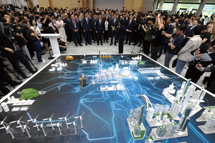 2025 기후산업국제박람회&rsquo; 전시장을 찾은 김민석 국무총리 등 참석자들이 차세대 전력망과 인공지능, 재생에너지 기술을 살펴보고 있다. 사진 조선일보 DB