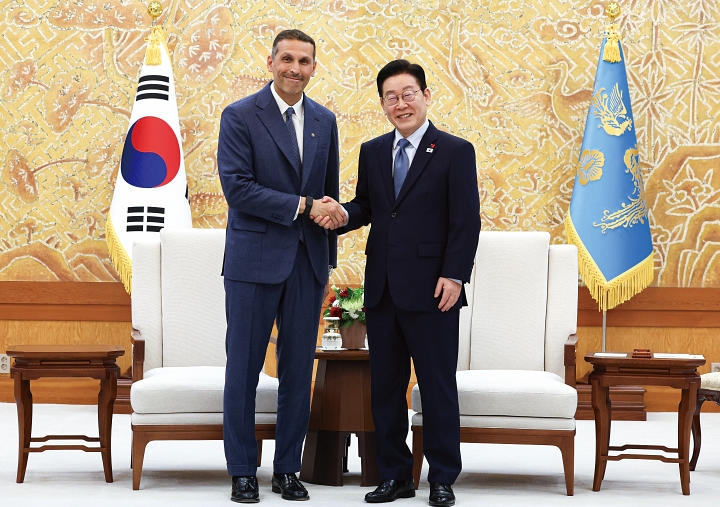 이재명 대통령이 1월 15일 청와대에서 칼둔 칼리파 알 무바라크 아랍에미리트(UAE) 아부다비 행정청장을 접견하고 있다. 사진 청와대