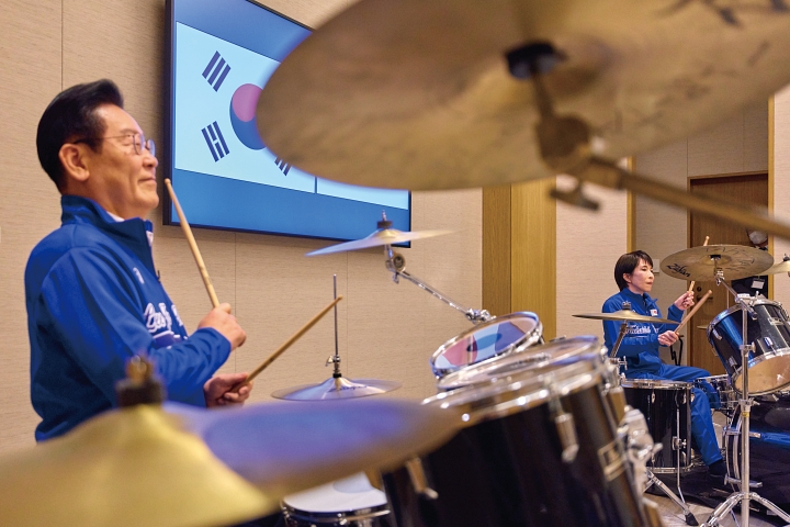 이재명 대통령이 다카이치 사나에 일본 총리와 1월 13일 일본 나라현 회담장에서 푸른색 유니폼을 입고 즉석 드럼 합주를 선보이고 있다. 사진 청와대