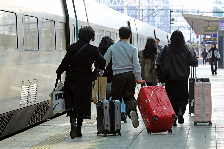 1월 14일 오후 서울역에서 시민들이 고속철도를 이용하고 있다. 사진 뉴시스