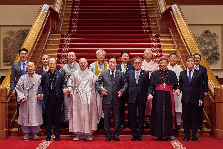 이재명 대통령이 1월 12일 청와대에서 열린 종교지도자 초청 오찬 간담회에서 참석자들과 기념촬영하고 있다. 사진 청와대