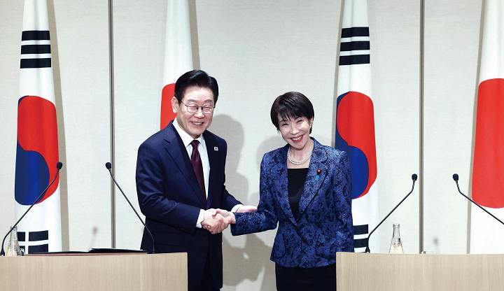 이재명 대통령과 다카이치 사나에 일본 총리가 1월 13일 일본 나라현 회담장에서 정상회담 직후 공동언론발표를 마친 뒤 악수하고 있다. 사진 청와대