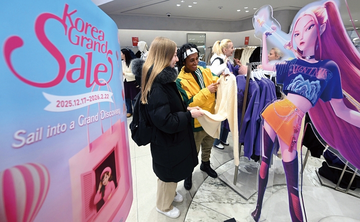 서울 중구 명동의 한 의류매장에서 외국인 관광객이 &lsquo;케이팝 데몬 헌터스&rsquo; 협업 상품을 살펴보고 있다.