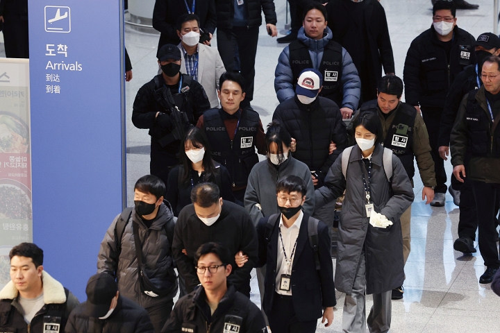 한국 국적 캄보디아 스캠 조직 피의자들이 1월 23일 인천국제공항 제2터미널을 통해 강제 송환되고 있다. 사진 뉴시스