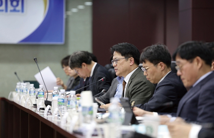 문신학 산업통상부 차관이 1월 28일 한국무역보험공사에서 제1차 산업 R&D 전략기획투자협의회를 주재하고 있다. 사진 산업통상부