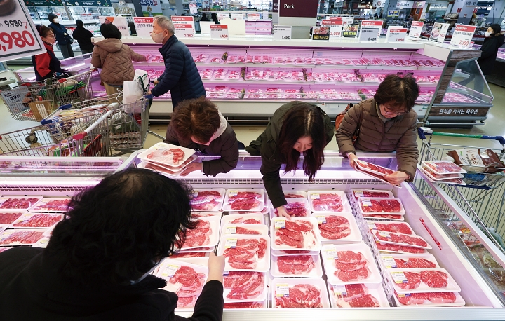 정부가 설 명절을 앞두고 주요 성수품 공급과 할인 지원을 역대 최대 규모로 확대한다. 1월 28일 서울 시내의 한 대형마트에서 시민들이 고기를 고르고 있다. 사진 뉴시스