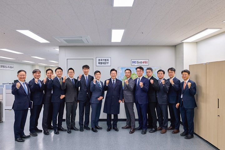 이재명 대통령이 1월 26일 서울 종로구 정부서울청사 창성별관에 있는 초국가범죄 특별대응 TF를 격려차 방문해 직원들과 기념촬영을 하고 있다. 사진 청와대