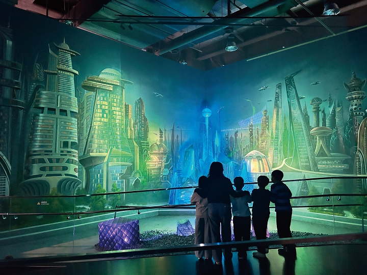 겨울방학을 맞아 국립과천과학관을 찾은 관람객들이 전시관을 둘러보고 있다. 사진 박근희 객원기자